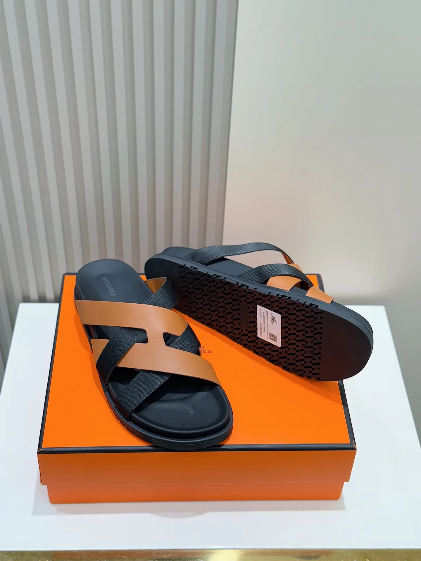 p300💰Men's Shoes Hermes Men's Kazimir Slippers - Top quality woven calfskin functional sandals with an intertwined upper inspired by the "H" iconic pattern to create a casual look, perfect for summer. Imported cowhide + cowhide lining + rubber outsole Size: 39-44 (customized at 38.45.46)